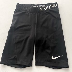 Nike Pro 365
Women's High-Waisted 7" Shorts